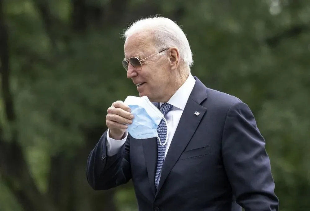 El presidente de Estados Unidos, Joe Biden, con una mascarilla en la mano