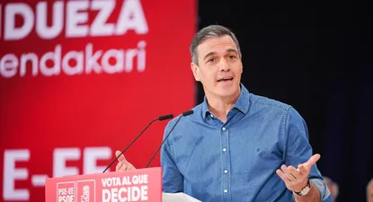 El presidente del Gobierno y líder del PSOE, Pedro Sánchez, interviene durante un acto de campaña del PSOE, en el Palacio Europa.