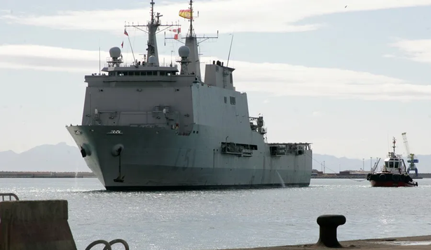Llega al puerto de Valencia el buque anfibio Galicia con más de 100 marinos, comida y material de apoyo