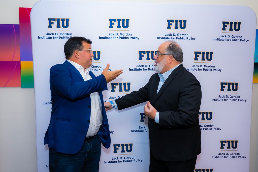 Restrepo discute amablemente en la Florida International University con Juan Cruz, ex asesor de Donald Trump en temas de Seguridad.