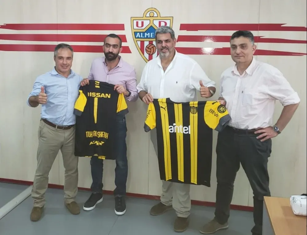 Alejandro Ruibal, Evaristo González e Isaac Alfie de Peñarol junto al sheik Turki Al-Sheikh, el dueño de Almería, cuando transfirieron a Darwin Núñez desde los aurinegros en una operación récord