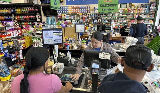 Sigue firme el mercado laboral: la economía sumó 254.000 trabajadores y bajó fuertemente el desempleo de los hispanos