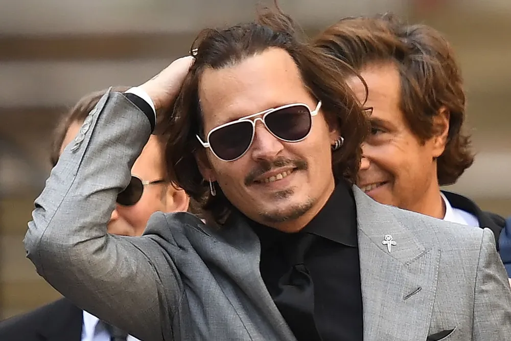 El actor estadounidense Johnny Depp a la salida de la Alta Corte de Londres, en el último día del juicio