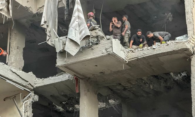 Rescatistas buscan supervivientes en el edificio atacado este domingo.