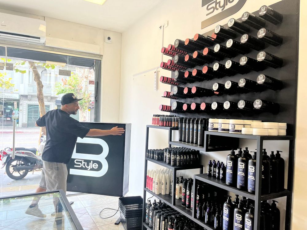 Mostrador en el local de insumos en el que se exponen las ceras B-Style, creadas por Danilo