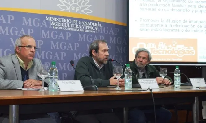 Alvaro Roel, José Olascuaga y Alfredo Albín, informaron sobre la convocatoria a productores famiiares