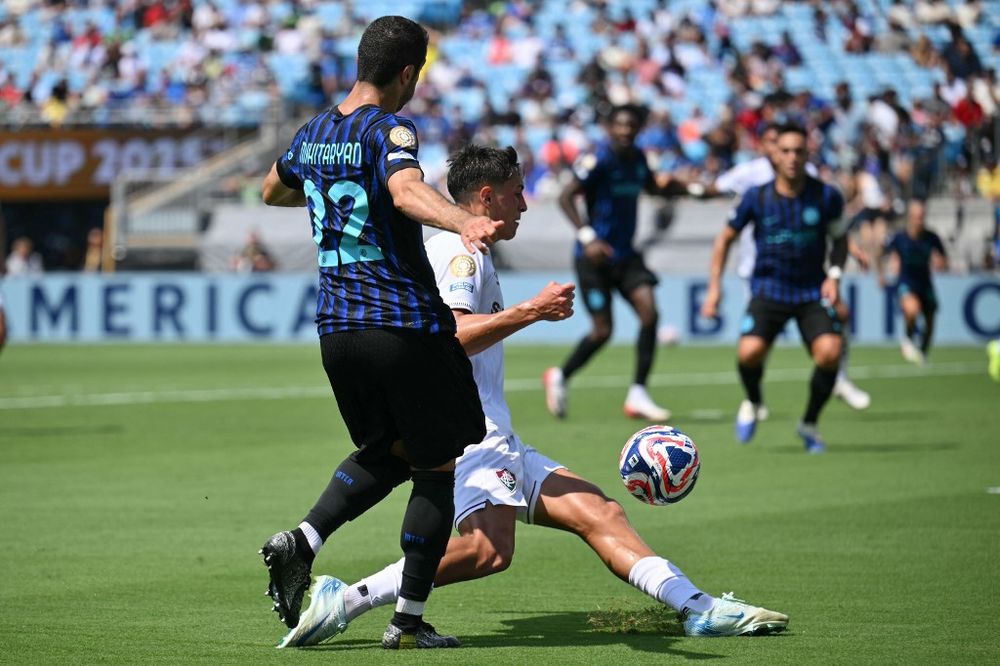 Henrikh Mkhitaryan y Facundo Bernal