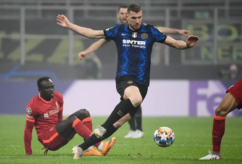 Edin Dzeko supera a Sadio Mané