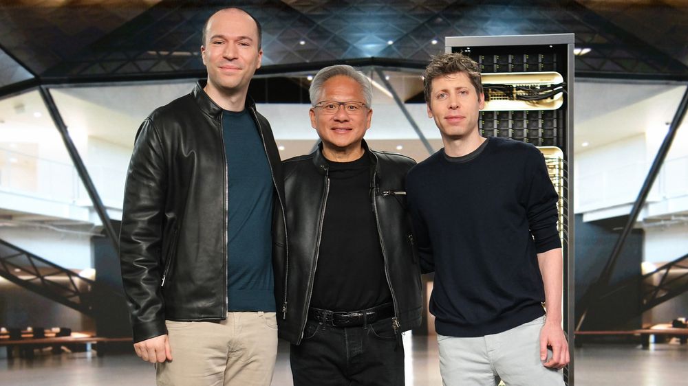 De izquierda a derecha: Greg Brockman, Jensen Huang (fundador y CEO de NVIDIA, respectivamente) y Sam Altman (CEO de OpenAI)