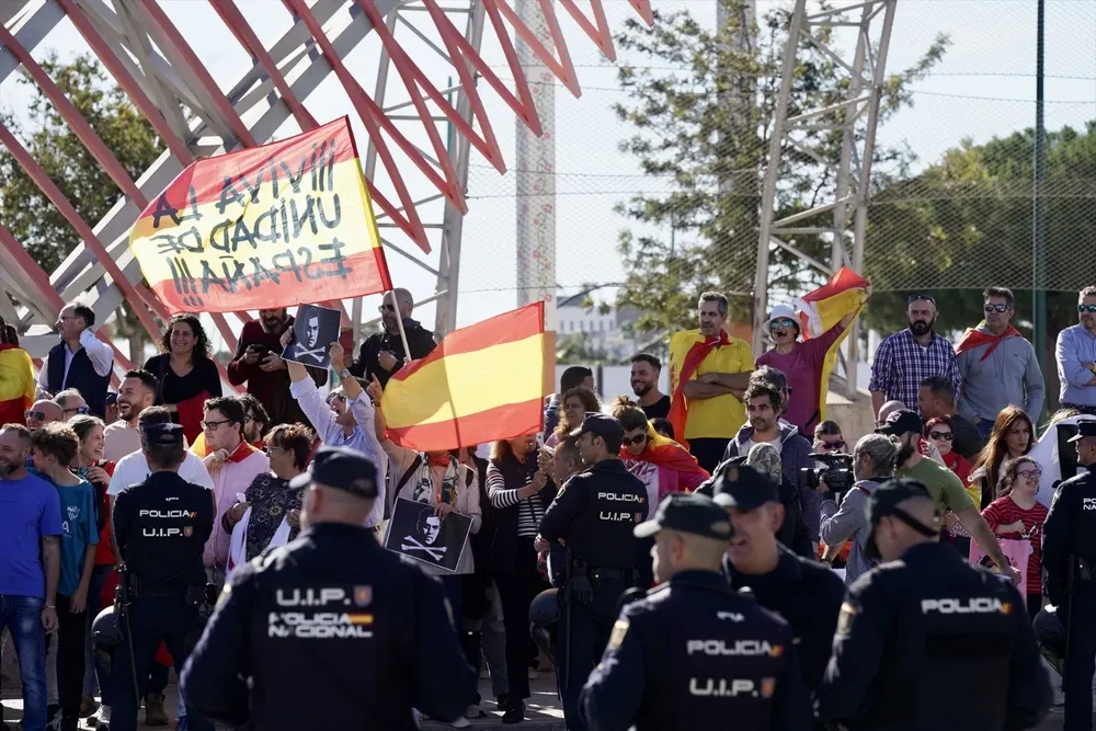 Numeroso público se ha concentrado en el Congreso del Partido Socialista Europeo en el Palacio de Congresos.