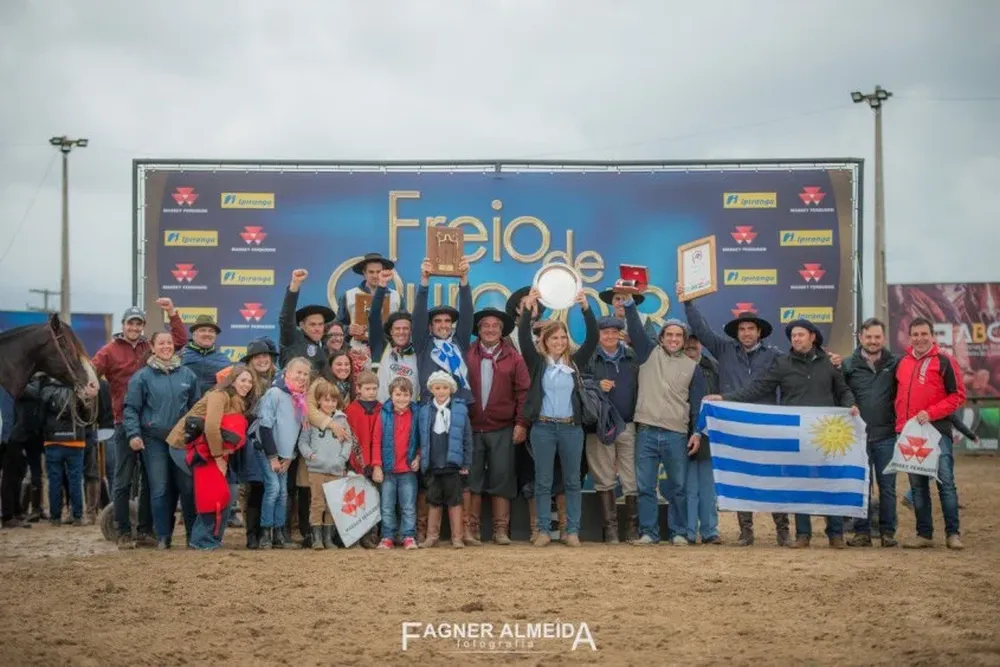 Buena parte de la barra uruguaya presente en el Parque Estadual Assis Brasil, en Esteio, Brasil.