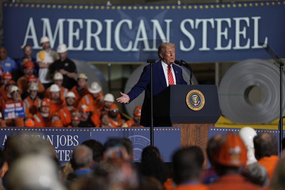 Donald Trump habla en la planta Mon Valley Works-Irvin de U.S. Steel Corporation, el 30 de mayo de 2025, en West Mifflin, Pensilvania.