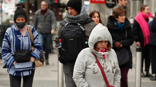 Personas muy abrigadas circulan por las calles de Madrid