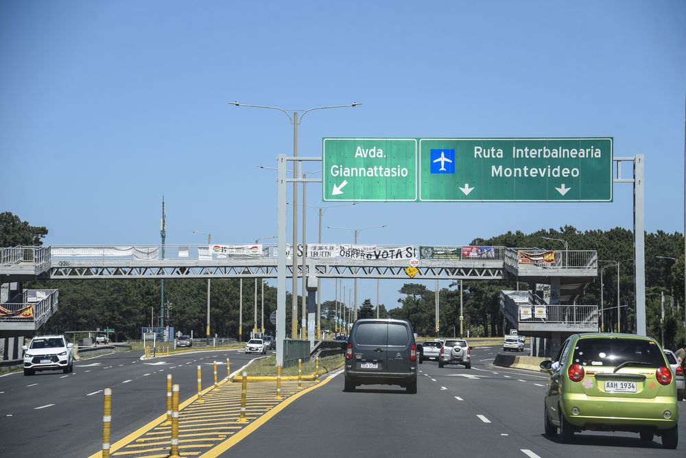 20241029 Salida del peaje de Pando hacia Ciudad de la Costa por Av. Giannatttasio y ruta Interbalnearia, carteles, puente para peatones, autos.