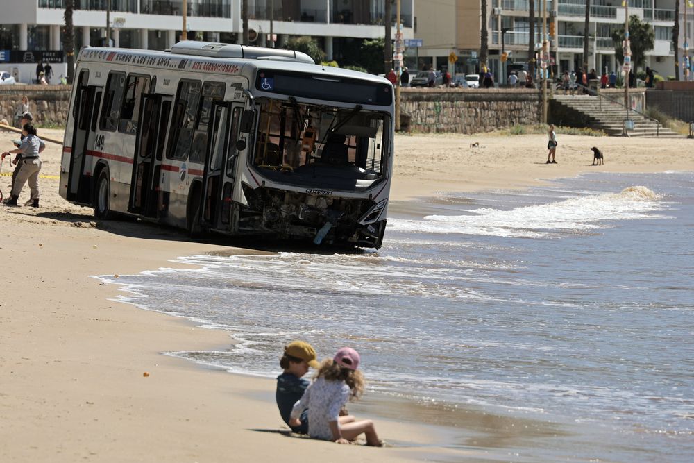 Ómnibus de Cutcsa terminó en la playa de Pocitos.jpg