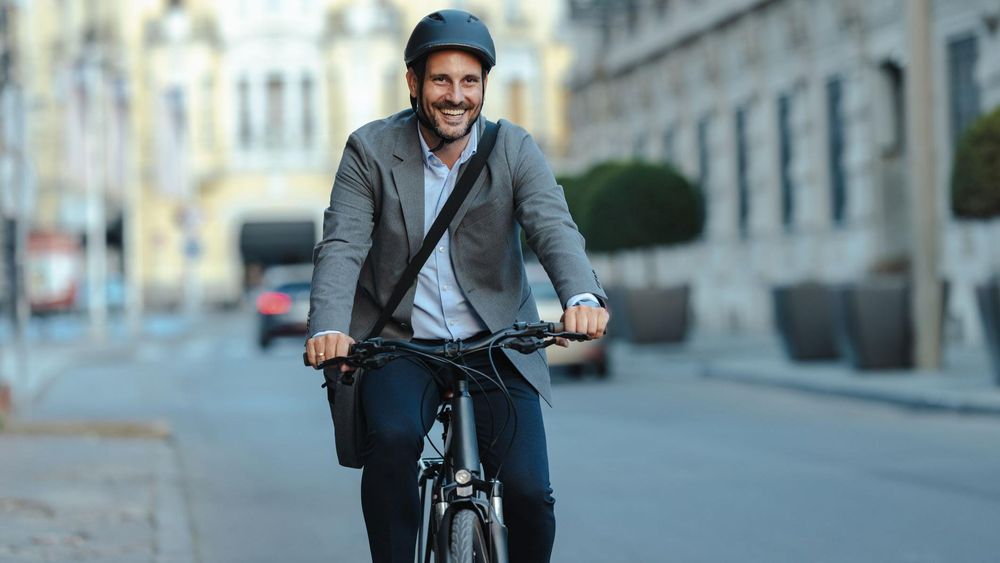 Una forma de hacer este tipo de ejercicio es usar la bicicleta como medio de transporte para recorrer distancias cortas.
