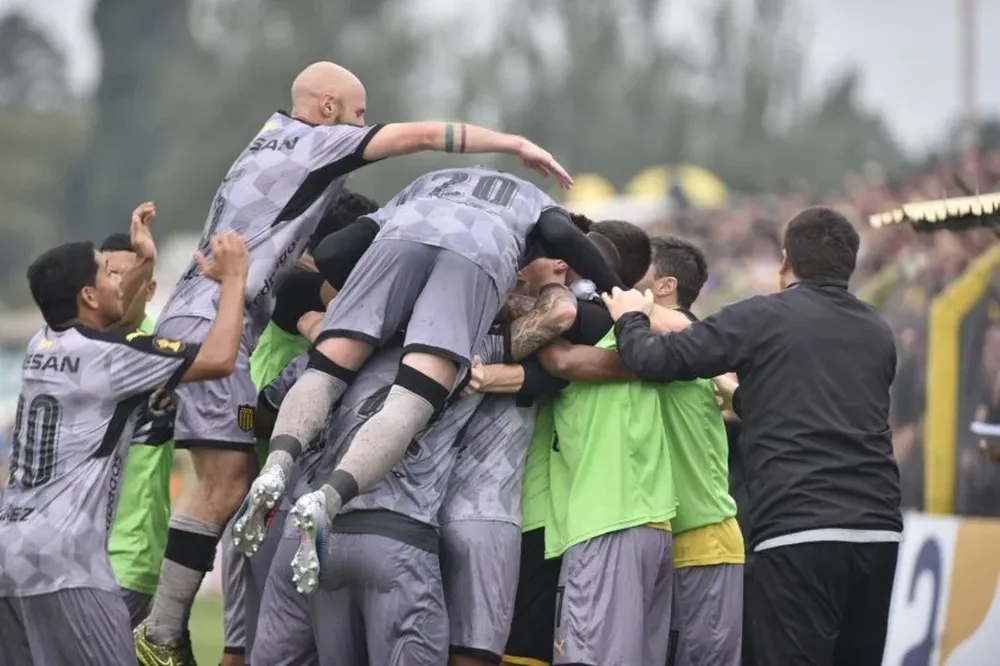 El festejo carbonero tras el 1-0 a Progreso