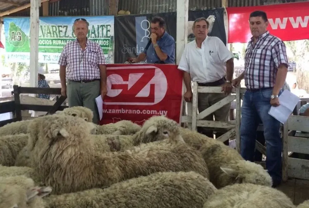 Mario Damboriarena (tercero de izquierda a derecha) junto a integrantes de los escritorios