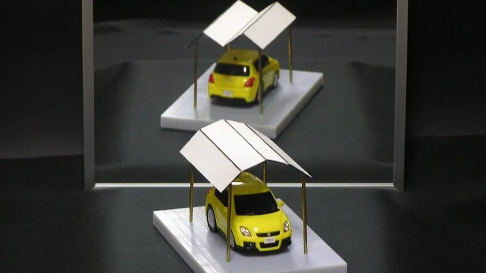 ¿Cómo es posible que el reflejo del techo en el espejo tenga una forma diferente a la que vemos? nullTecho ambiguo de garajenull, es el título de esta ilusión óptica del matemático e ingeniero japonés Kokichi Sugihara.