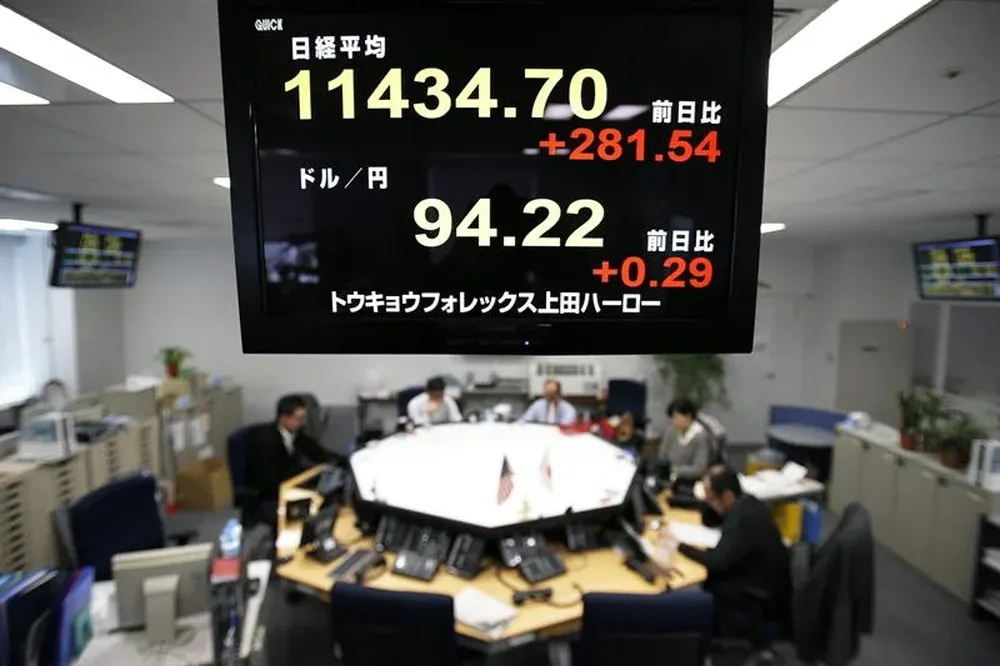 Un monitor muestra el índice Nikkei (arriba) y el tipo de cambio del yen frente al dólar estadounidense
