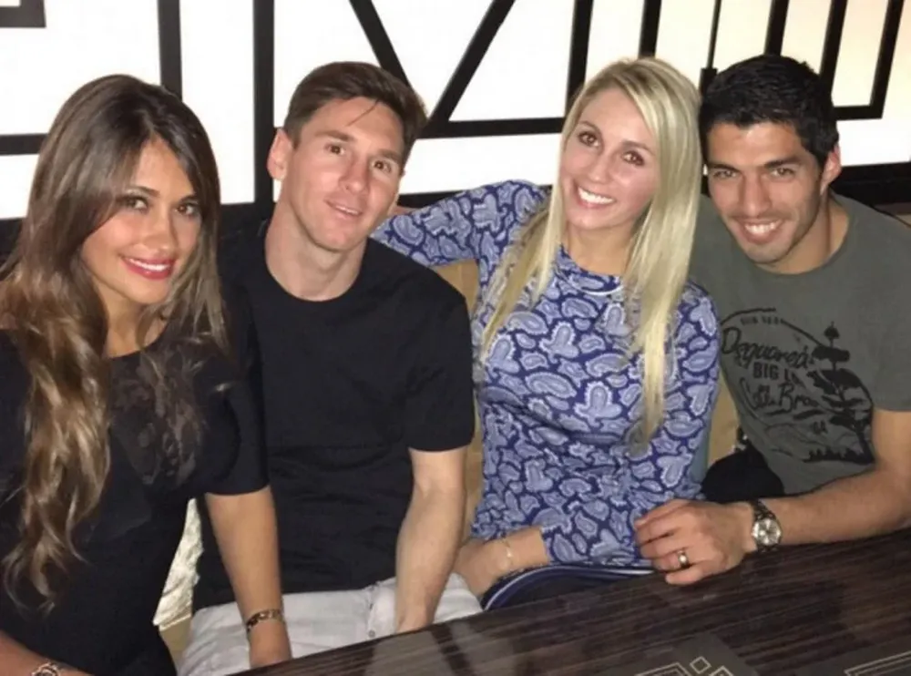 Messi y Suárez con sus señoras
