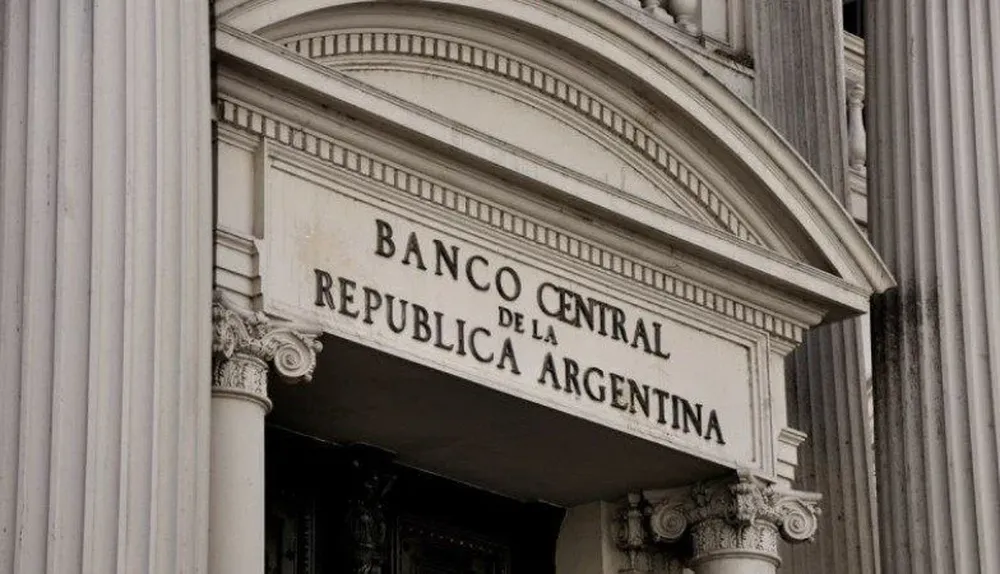 Según el informe del balance cambiario del Banco Central, en febrero 207.000 personas vendieron US$13 millones en los bancos.