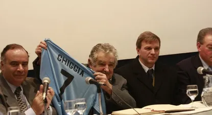 el poder de la pelota: la larga lista de intrincados vinculos entre el futbol y la politica