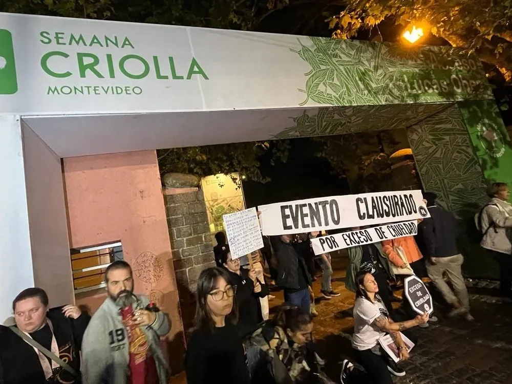 Plataforma Animalista y la organización Libera! se manifestaron contra la Criolla en la Rural del Prado, donde se realizó el evento