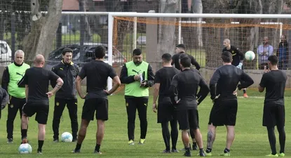 Ramos habla con los titulares; Guruceaga entrena con los suplentes