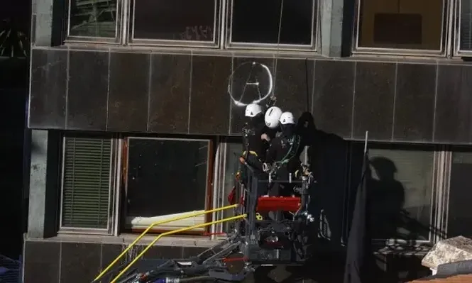 Policías catalanes en medio del operativo en Barcelona.