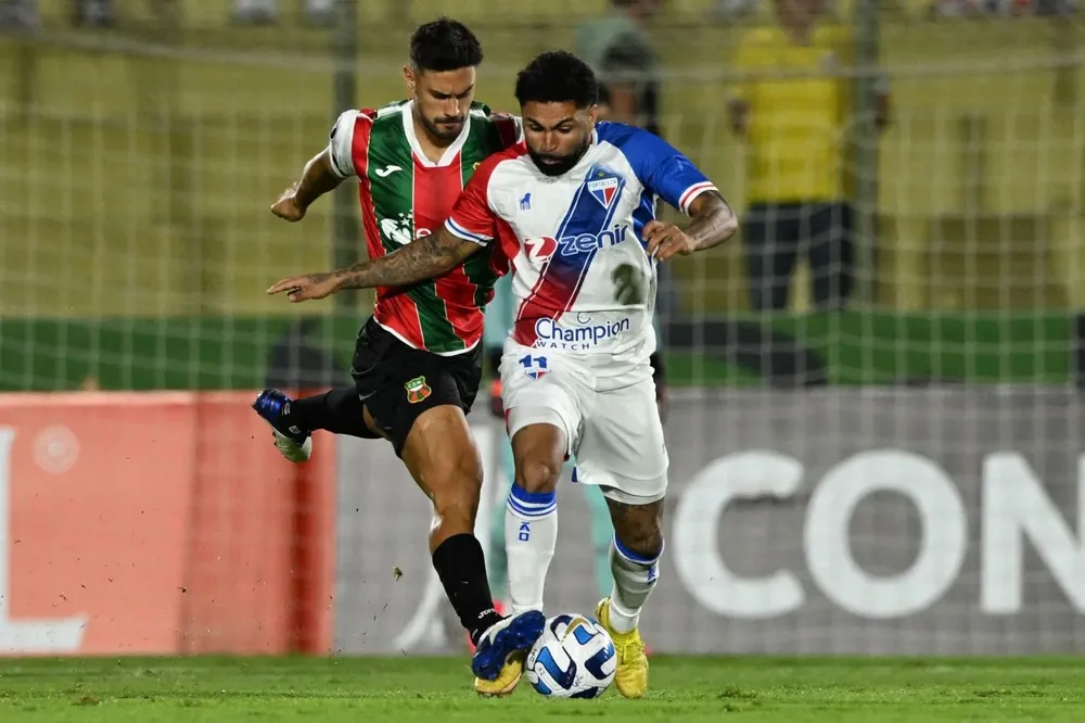 Guillermo Cotugno, de Deportivo Maldonado, va a la marca de un rival de Fortaleza