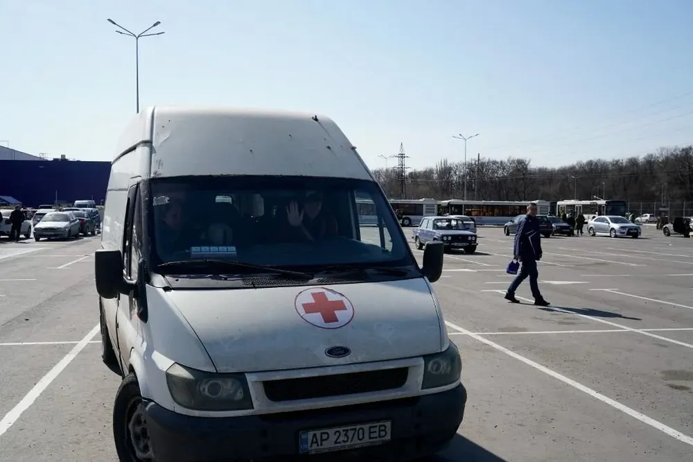 Un grupo de voluntarios lleva suministros para los civiles atrapados en Mariupol en medio de la invasión rusa de Ucrania.