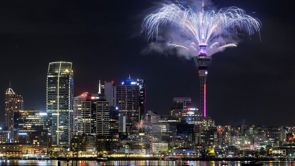 Un espectáculo de fuegos artificiales desde lo alto de la Sky Tower de Auckland dio la bienvenida al Año Nuevo en Nueva Zelanda.