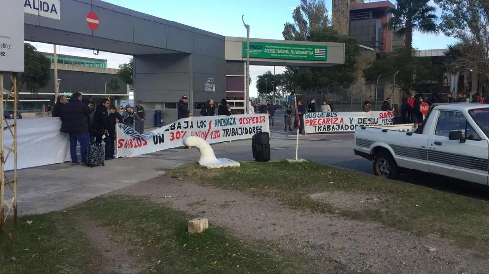 Corte realizado este viernes en ingreso a puerto de Colonia