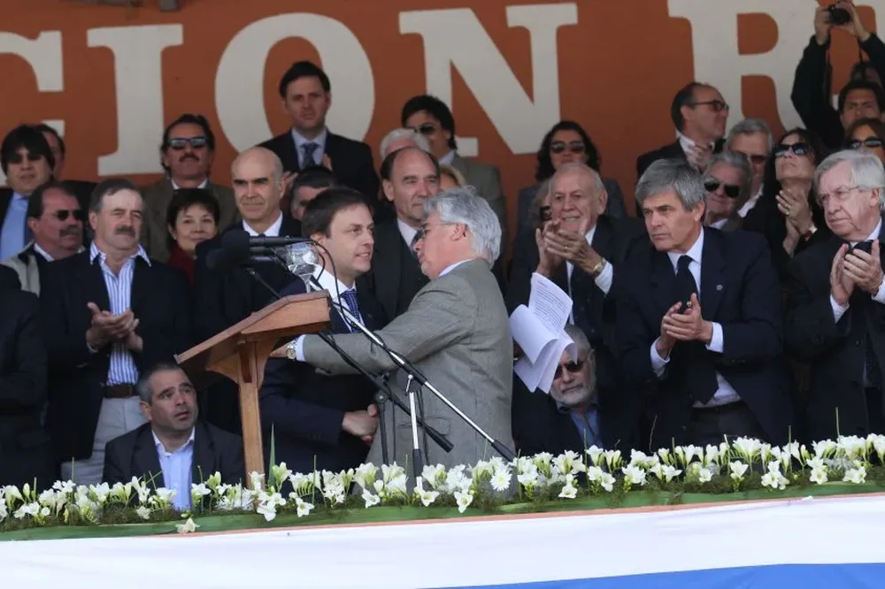 El ministro felicitó a Reilly tras su discurso