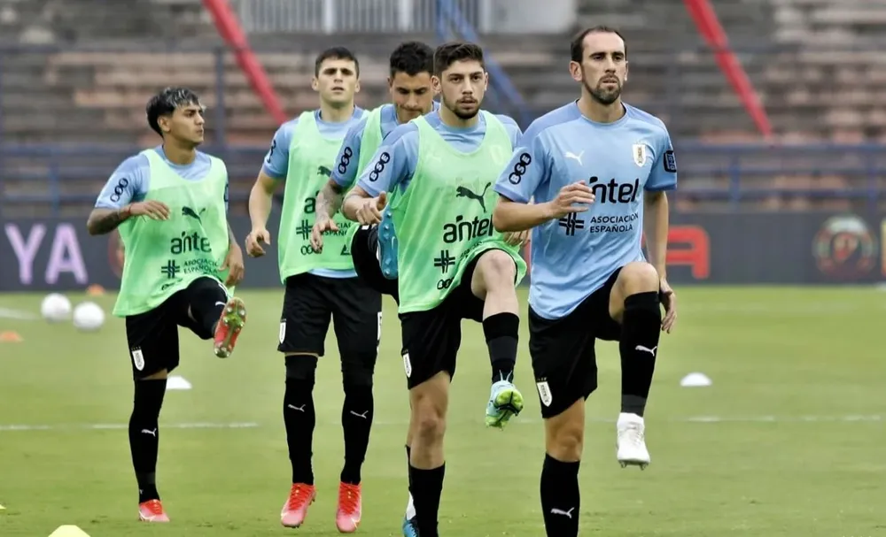 Diego Godín, Federico Valverde, Giovanni Gonálzez, Josema Giménez, Facundo Torres, en la previa del partido ante Venezuela