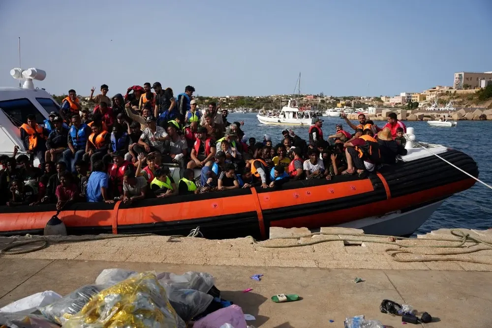 Migrantes llegan por mar a Lampedusa, uno de los puntos críticos.