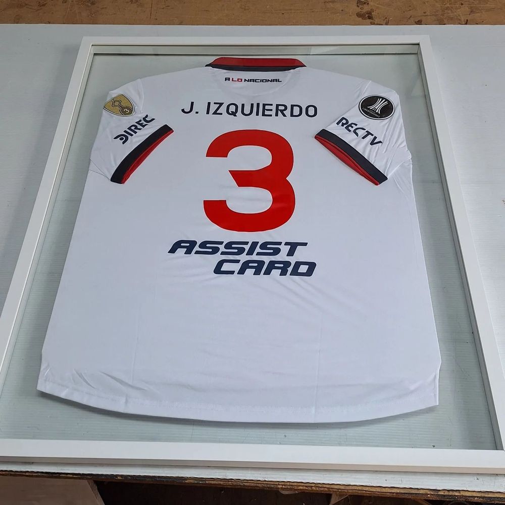 El cuadro con la camiseta de Juan Izquierdo en Los Céspedes