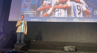 El embajador argentino en España, Roberto Bosch, en el preestreno de Muchachos. La película de la gente, en el Palacio de la Prensa de Madrid.