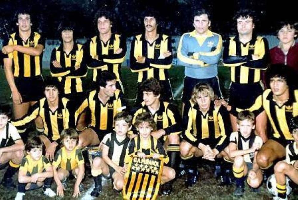 Peñarol en 1981 tras el regreso de Fernando Morena; arriba, Miguel Falero, Rodolfo Abalde, Nelson Marcenaro, Saúl Rivero, Ladislao Mazurkiewcz y Miguel Ángel Piazza; abajo, Ernesto Vargas, Ricardo Ortiz, Fernando Morena, Mario Saralegui y Carlos Yaluk 