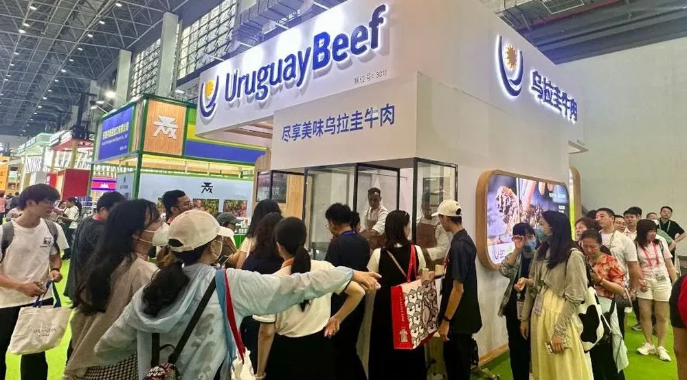 Cola para probar carnes uruguayas en el stand del INAC en la Expo Hainan.