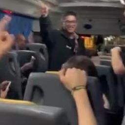 En el video se escucha a un grupo de estudiantes entonar cánticos antisemitas.