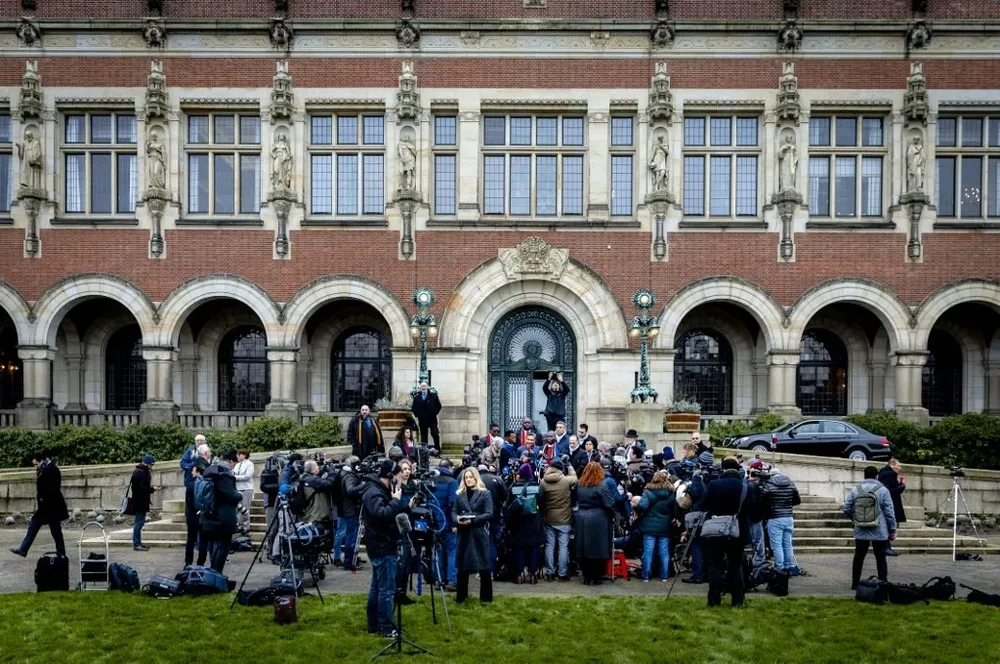 Conferencia de prensa del ministro de Justicia de Sudáfrica, Ronald Lamola, en La Haya.