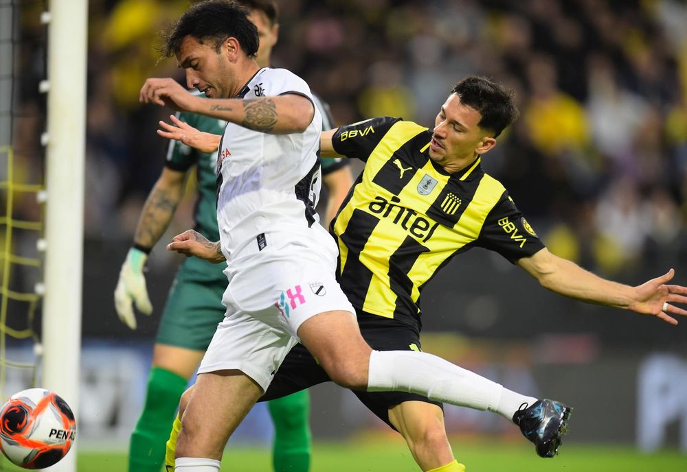 Maximiliano Silvera de Peñarol ante Danubio por el Torneo Clausura Maximiliano Silvera de Peñarol ante Danubio por el Torneo Clausura