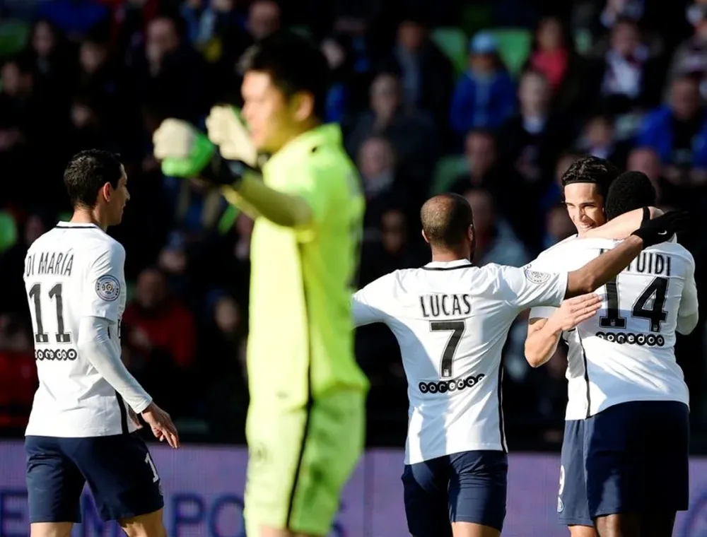 Cavani festeja su gol 43 de la temporada
