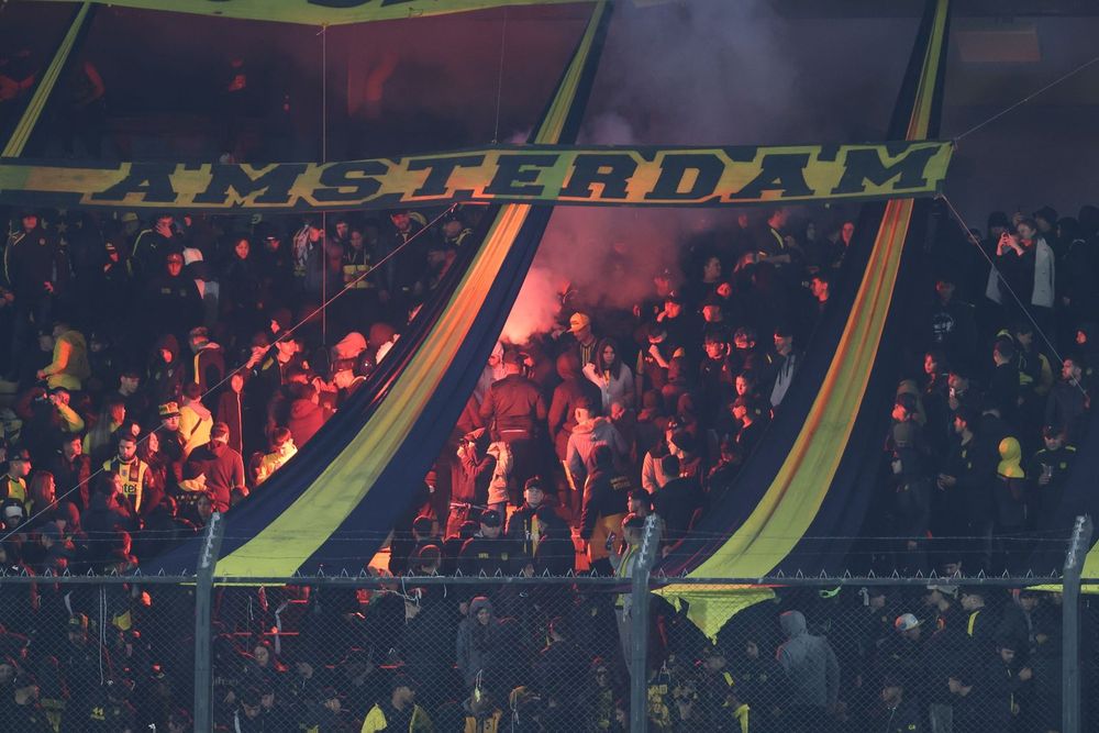 La Barra Ámsterdam tiró petacas, insultó a sus jugadores y prendieron bengalas