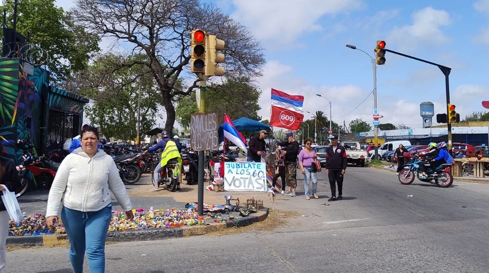 Cartel que apoya al plebiscito de la seguridad social en un stand del MPP de la feria de Piedras Blancas