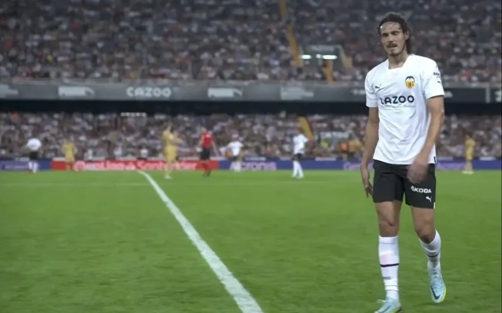 Edinson Cavani deja la cancha a los 17 minutos en el partido del sábado ante Barcelona