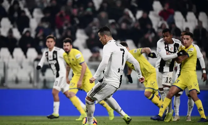 Cristiano patea y Sorrentino le tapará el remate