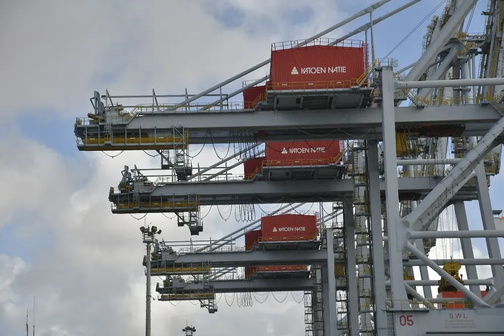 Termninal de contenedores en el puerto de Montevideo
